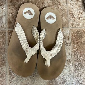 Roxy cream braided clip flop